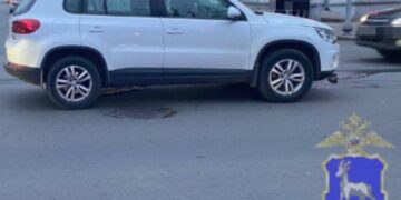 В Самаре автомобиль вынесло на тротуар — он сбил двух пешеходов