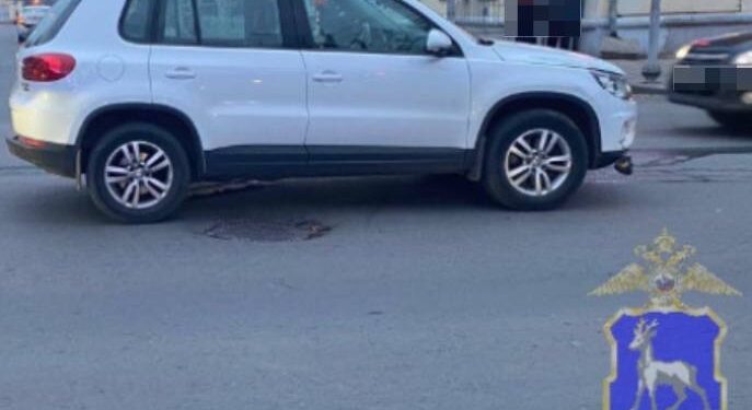 Автомобиль сбил двух пешеходов на тротуаре, фото: ГУ МВД РФ по Самарской области