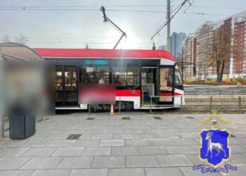 В Самаре 57-летняя женщина попала под трамвай