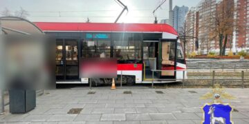 В Самаре 57-летняя женщина попала под трамвай