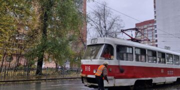 В Самаре на улице Полевой загорелся трамвай