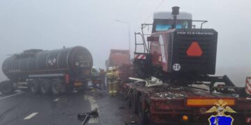 Чудо в Самарской области: никто не погиб в страшной аварии, раскидавшей по трассе два грузовика