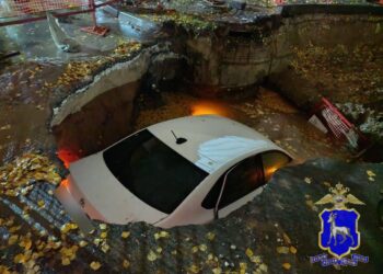 В Самаре Volkswagen провалился в котлован