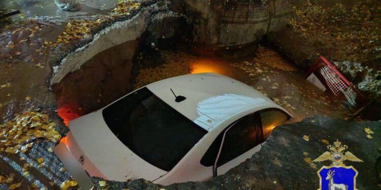 В Самаре Volkswagen провалился в котлован