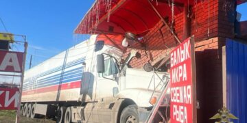 В Самарской области большегруз врезался в здание рыбного магазина