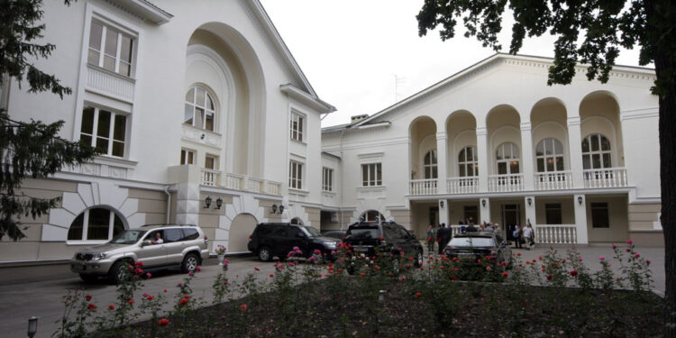 Главу резиденции самарского губернатора уволили на фоне скандала с «решалами» из «Оплота»