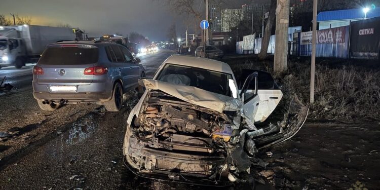 В Самаре в массовом ДТП с участием четырех автомобилей пострадали два человека