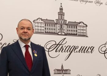 Ректору Тольяттинского госуниверситета вручили медаль «300 лет Российской академии наук»