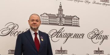 Ректору Тольяттинского госуниверситета вручили медаль «300 лет Российской академии наук»