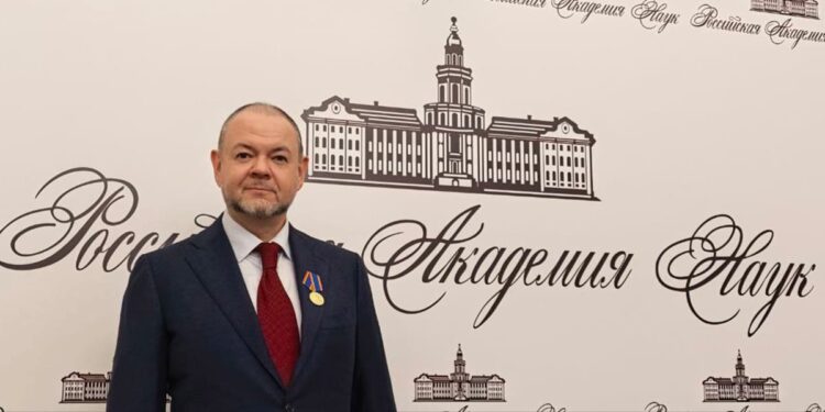 Ректору Тольяттинского госуниверситета вручили медаль «300 лет Российской академии наук»