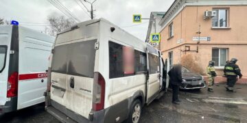 В Тольятти пенсионерка на Kia проехала на красный свет и столкнулась с маршруткой