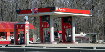 Бывший руководитель «Самаранефтегаза» владеет и управляет сетью АЗС «Роза Мира»