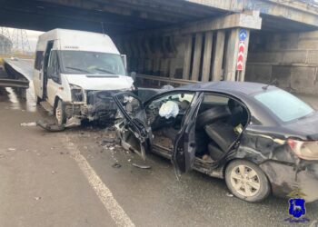 В Тольятти два человека погибли в лобовом столкновении легковушки и микроавтобуса
