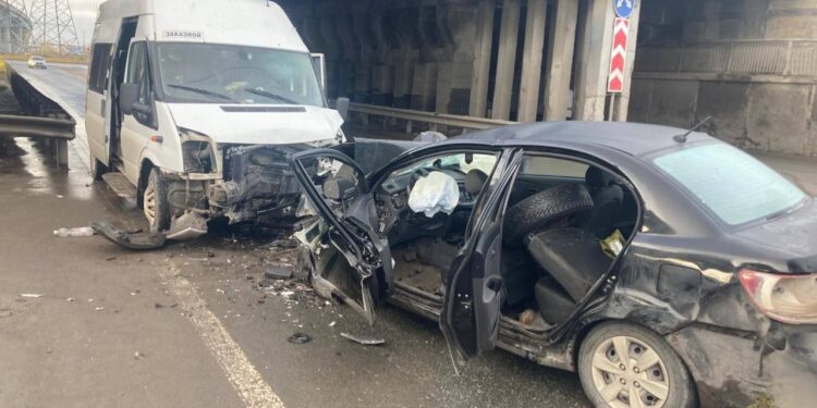 В Тольятти два человека погибли в лобовом столкновении легковушки и микроавтобуса