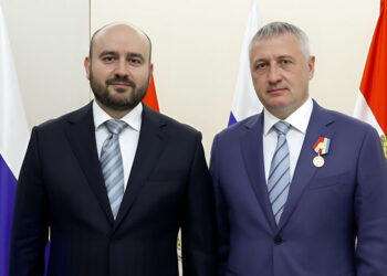 Самарский губернатор вручил депутату губдумы и главе реготделения РГО почетный знак