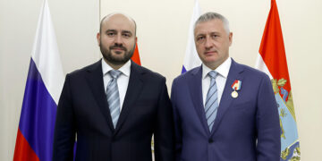 Самарский губернатор вручил депутату губдумы и главе реготделения РГО почетный знак