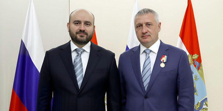 Самарский губернатор вручил депутату губдумы и главе реготделения РГО почетный знак