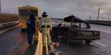 В Самарской области водитель ВАЗ 2107 погиб в столкновении с автобусом