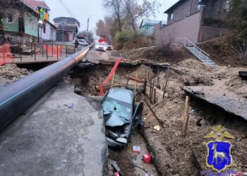 В Самарской области LADA Kalina провалилась в коммунальный котлован