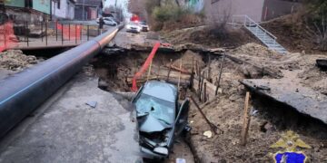 В Самарской области LADA Kalina провалилась в коммунальный котлован