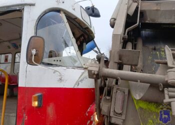 В Самаре трамвай протаранил мусоровоз