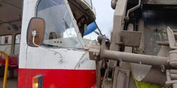 В Самаре трамвай протаранил мусоровоз