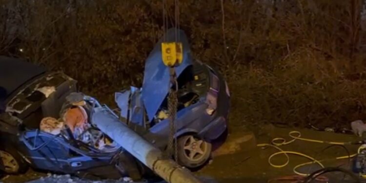 В Тольятти в ДТП Волгу раздавило световой опорой