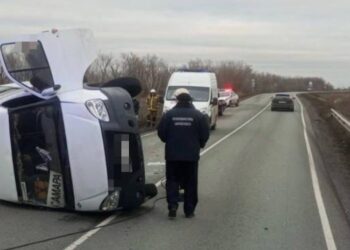 В Самарской области легковушка столкнулась с пассажирской Газелью