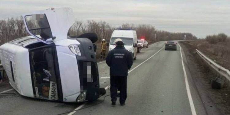 В Самарской области легковушка столкнулась с пассажирской Газелью