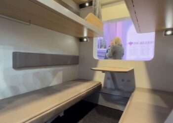 РЖД представили новый плацкартный вагон с широкими полками