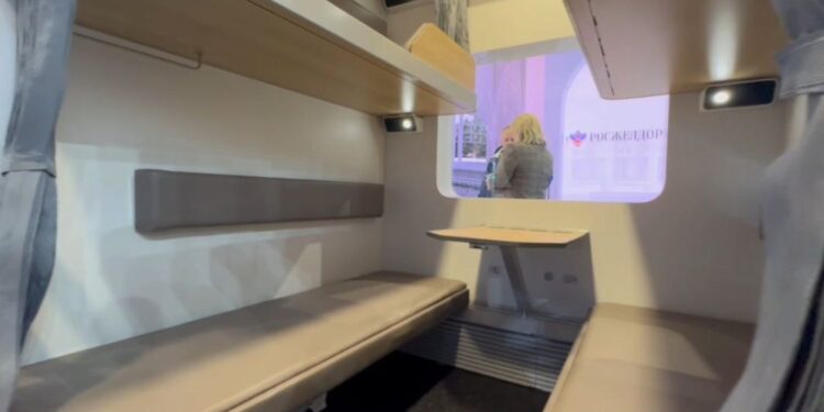 РЖД представили новый плацкартный вагон с широкими полками