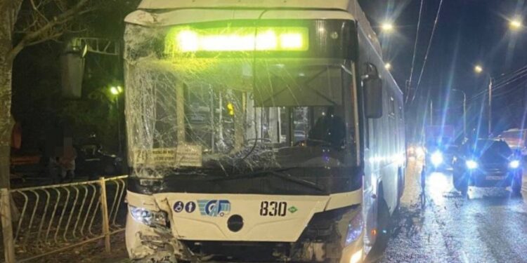 В Самаре водитель пассажирского автобуса врезался в световую опору