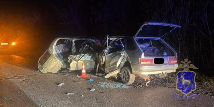 В Самарской области в лобовом столкновении легковушек пострадали три человека