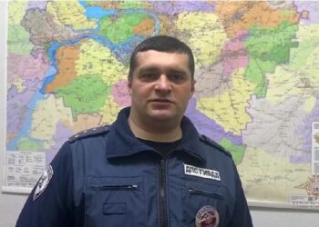 В Самарской области полицейский помог семье с детьми вытолкать машину с железнодорожных путей