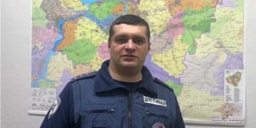 В Самарской области полицейский помог семье с детьми вытолкать машину с железнодорожных путей