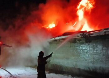 В Самарской области 26 декабря открытым пламенем горел склад