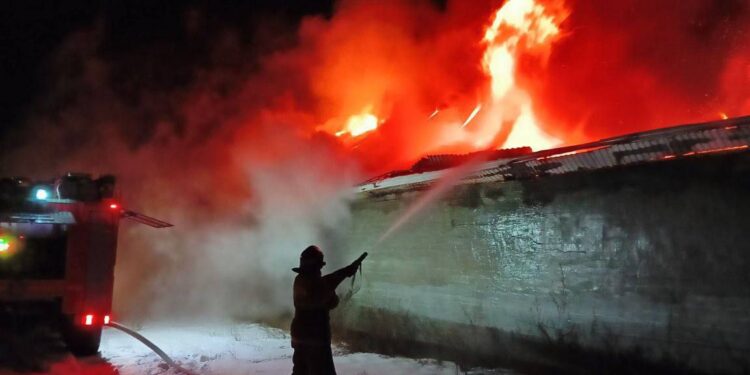 В Самарской области 26 декабря открытым пламенем горел склад