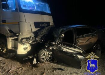 В Самарской области в лобовом столкновении Lada и КамАЗа погибли два человека