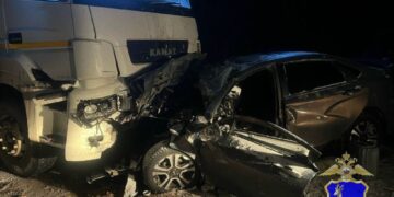 В Самарской области в лобовом столкновении Lada и КамАЗа погибли два человека