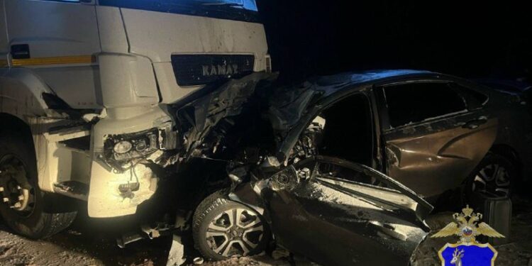 В Самарской области в лобовом столкновении Lada и КамАЗа погибли два человека