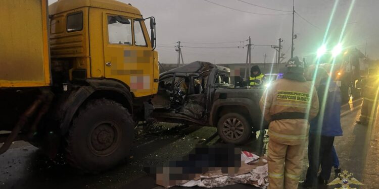 В Самарской области водитель пикапа погиб в столновении с КАМАЗом