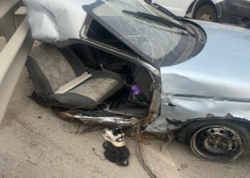 В Самарской области вазовскую легковушку разорвало пополам после столкновения со столбом