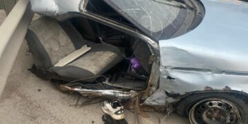 В Самарской области вазовскую легковушку разорвало пополам после столкновения со столбом