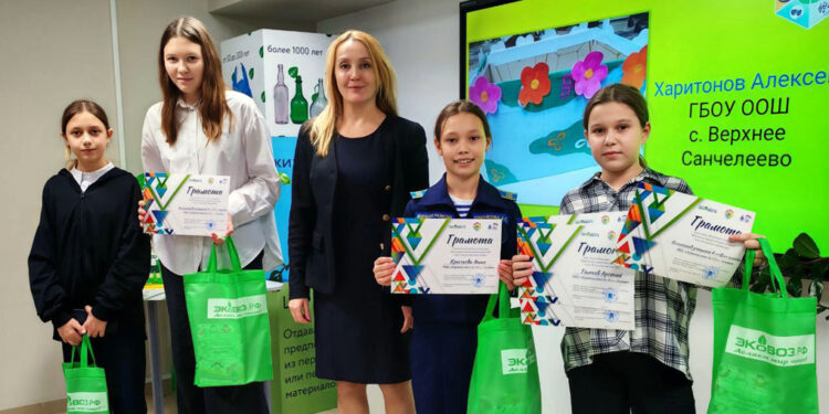 Группа компаний «ЭкоВоз» наградила юных экологов за классные контейнеры