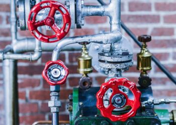 Крупнейшая УК Новокуйбышевска подвела итоги года: новые правила, спорные ситуации, километры труб