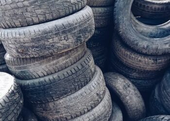 Старым шинам не место на площадках по сбору ТКО и во дворах