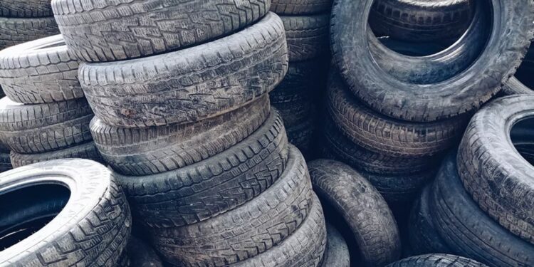 Старым шинам не место на площадках по сбору ТКО и во дворах