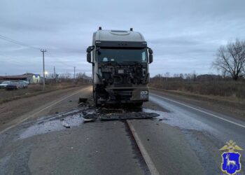 В Самарской области водитель Renault Logan погиб, врезавшись в большегруз