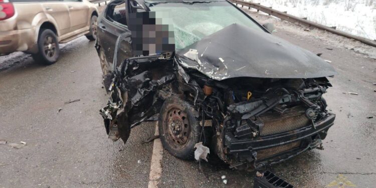 В Самарской области в лобовом столкновении иномарок погиб мужчина