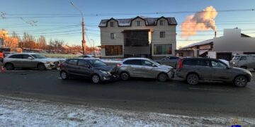 В Самаре в массовом столкновении четырех автомобилей пострадал водитель Kia Rio